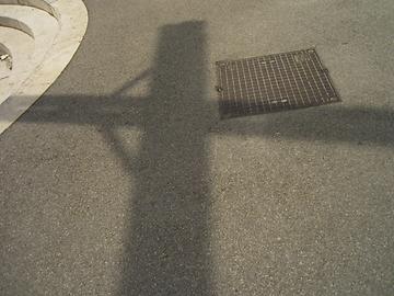 Der Schatten des Papstkreuzes wandert. Vergleichbar einem Schattenzeiger einer Sonnenuhr weist dieser in einer langen Linie zum Heldenplatz … (Juni 2008)
