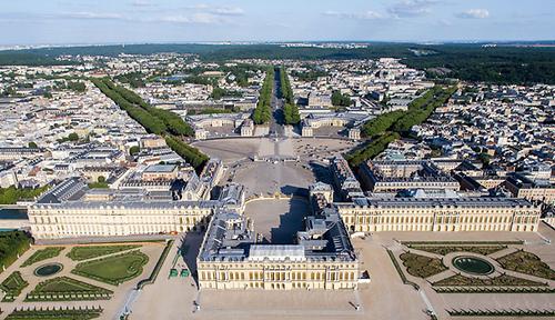 Blick über das Schloss Versailles nach Paris