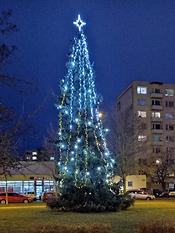 Öffentlicher Weihnachtsbaum im Böhmerwald, blaue LED-Lichter