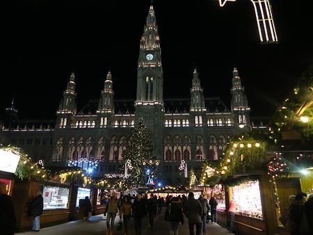 Wiener Christkindlmarkt, vor dem Rathaus der offizielle Weihnachtsbaum