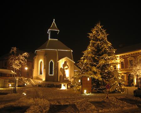 Gloggnitzer Hauptplatz im Advent mit Christbaum und Schnee, Niederösterreich, Dezember 2010