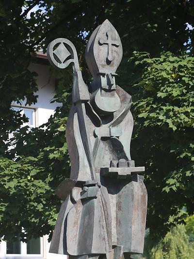 Heinrich Tilly, Bronzestatue des hl. Nikolaus im Hof der Landwirtschaftsschule in Weitau, St. Johann in Tirol, 1986, Detail - Ausschnitt eines Fotos: Rufus46, Wikimedia Commons - Gemeinfrei