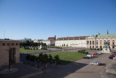 Heldenplatz, Wien-Innere Stadt, Hofburg; Blick zum Volksgarten