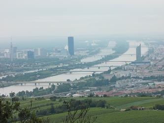 Donau, Donauinsel und Entlastungsgerinne