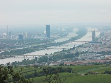 Donau, Donauinsel und Entlastungsgerinne