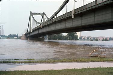 Reichsbrücke Donau Hochwasser Juli 1975