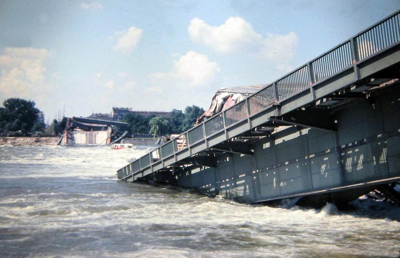 Die Trümmer der Reichsbrücke in den reißenden Fluten der Donau (August 1976)