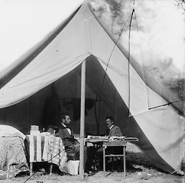US-Präsident Abraham Lincoln bei General George B. McClellan im Generalzelt, am Antietam (in Maryland), Oktober 1862