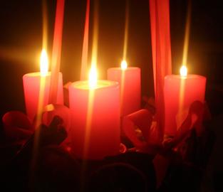 Alle vier Kerzen am Adventskranz brennen