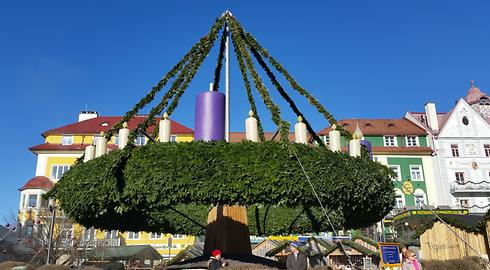 Der weltgrößte Adventkranz in Mariazell, 12 Meter durchmessend, sechs Tonnen schwer und im Stile Wicherns