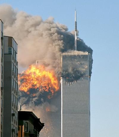 WTC South Tower - Terroranschlag 11. September 2001 - Foto: Robert, Wikipedia Commons - Gemeinfrei