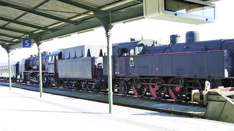 Dampfloks Bhf. Heiligenstadt (5. Februar 2011). Rechts 77.250, inzwischen als 77.244 im Eisenbahnmuseum Lienz