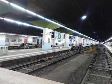 So kann ein Bahnhof auch manchmal aussehen. Leer … Höchstens auf Sitzbänke wartende Passagiere