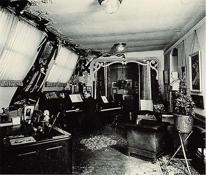 Franz Lehárs Arbeitszimmer in seinem Haus in der Theobaldgasse 16 in Wien (1912)