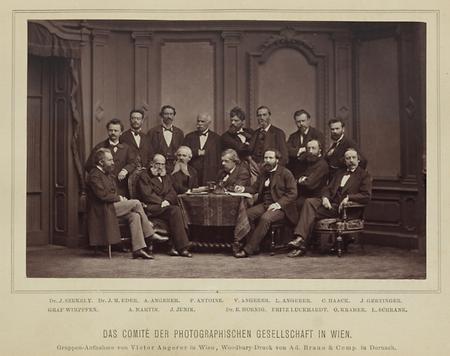 Das Comitee der Photographischen Gesellschaft in Wien 1877. Der dritte von rechts unten: Fritz Luckhardt; 1877 - Foto: Wikimedia Commons - Gemeinfrei
