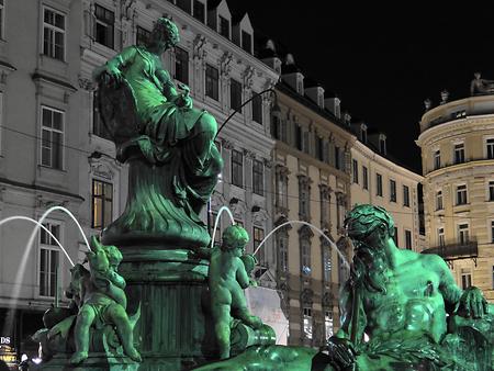 Detail des 'Providentia-Brunnen' bzw. 'Donner-Brunnen', Wien-Innere Stadt, Neuer Markt. In abendlicher Beleuchtung. Wegen Bau einer Tiefgarage war der Brunnen bis 2022 vorübergehend entfernt - Foto: DIEvaB, Wikimedia Commons - Gemeinfrei