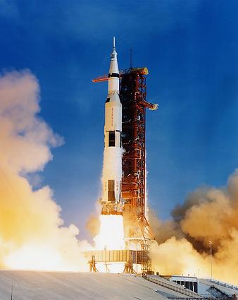 Start der Apollo 11-Mission mit einer Saturn V-Trägerrakete am 16. Juli 1969