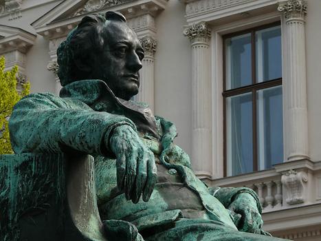 Goethe-Denkmal, dahinter die Goethegasse mit dem ehemaligen Schey von Koromla-Palais - Foto: Zyance, Wikimedia Commons - Gemeinfrei