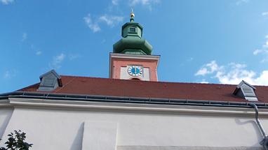 Glockenturm (Südturm) neben Langhaus der St. Georgskirche, von Norden gesehen