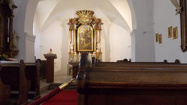 St. Georgskirche. Blick zum Hochaltar mit Gemälde "Hl. Georg kämpft mit dem Drachen"