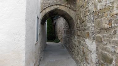 Mittelalterlicher Durchgang hinter der Kirche