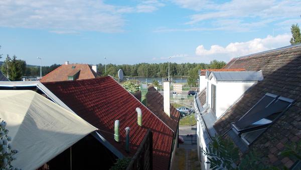 Über den Dächern von Kahlenbergerdorf. Im Hintergrund die Klosterneuburger Straße B14, daneben die Franz-Josefs-Bahn und die Donau