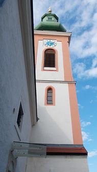 Glockenturm (Südturm). Der Baukörper stammt aus der ersten Hälfte des 13. Jahrhunderts. Die Rundbogenfenster sind typisch für den romanischen Baustil. Der barocke Zwiebelhelm um 1700