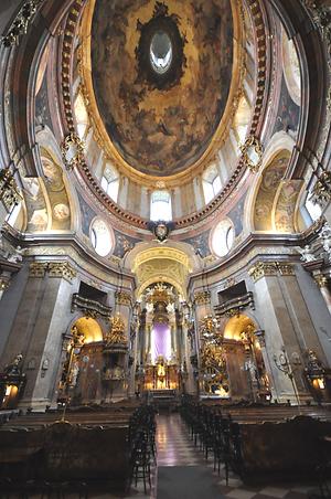 Peterskirche in Wien. Blick zum Hochaltar und zur Kuppel mit Fresko