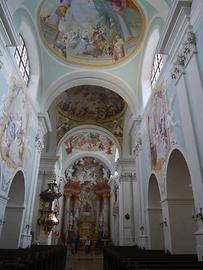 Langhaus der Basilika Klein-Mariazell. Bemerkenswerte Ausgestaltung mittels Fresken von Bergl