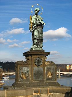 Hl. Johannes von Nepomuk auf der Karlsbrücke in Prag, Johann Brokoff nach einem Tonmodell von Matthias Rauchmiller (1681), 1683 aufgestellt - Foto: Wikimedia Commons - Gemeinfrei
