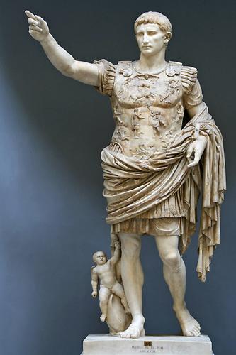 Augustus-Statue von Primaporta, weißer Marmor, 1. Jahrhundert, entdeckt 1863 in der Villa Livia, Prima Porta, Rom; Chiaramonti Museum, Braccio Nuovo (New Wing), Vatikanische Museen, Rom - Foto: Till Niermann, Wikimedia Commons - Gemeinfrei