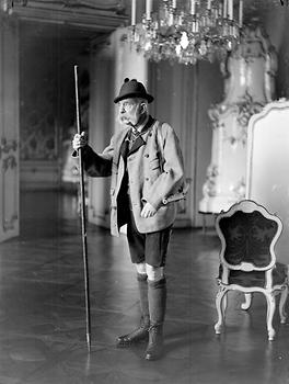 Kaiser Franz Josef mit Bergstock, wohl Schloss Schönbrunn, 1910