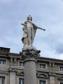 Statue Kaiser Karls VI. in Triest mit Blick auf das Meer - (Aufgehelltes) Foto von Pvt Pauline, Wikimedia Commons - Gemeinfrei