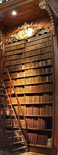 Eines der Bücherregale im Prunksaal der Österreichischen nationalbibliothek