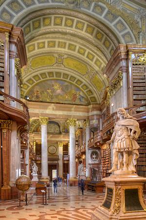 Prunksaal der Österreichischen Nationalbibliothek. Rechts Kaiser Karl VI. als mächtige Imperator-Statue