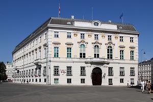 Einst Sitz der Geheimen Konferenz, dann Staatskanzlei und seit 1922 Bundeskanzleramt; erbaut im Auftrag von Karl VI. (Architekt: Hildebrandt) und später unter Maria Theresia erweitert (Architekt: Nicolaus Pacassi); Ballhausplatz, Wien-Innere Stadt