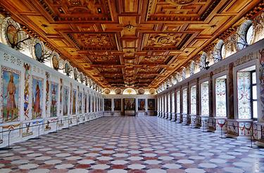 Der Große Saal im Schloss Ambras in Tirol. Seit dem 19. Jahrhundert ist dieser als 'Spanischer Saal' bekannt