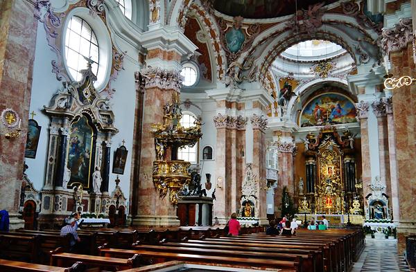 Innsbrucker Dom Innen Langhaus in Blickrichtung zum Hochaltar - Foto: Zairon (04. Juni 2015, 18:25:38), Wikimedia Commons - Gemeinfrei