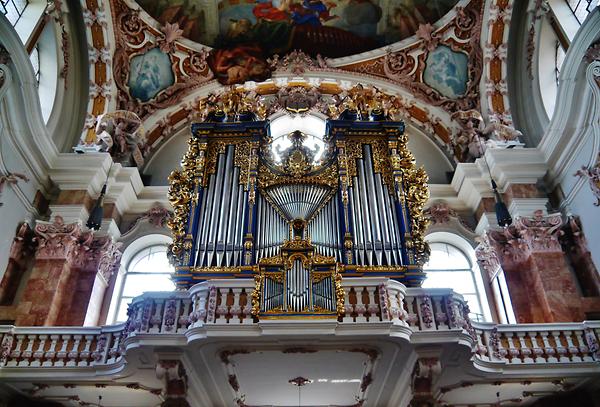 Orgel im Innsbrucker Dom - Foto: Zairon (04. Juni 2015, 18:25:01) Wikimedia Commons - Gemeinfrei - 1725 schuf Johann Kaspar Humpel die Orgel und das Gehäuse auf der Westempore. 1998 bis 2000 wurde in dem Gehäuse von der österreichischen Orgelbauwerkstatt Pirchner (Steinach am Brenner) das Spielwerk unter Benützung des originalen Pfeifenmaterials der Vorgängerorgel erbaut. Mechanische Spiel- und Registertrakturen und insgesamt 57 Register mit 3729 Pfeifen