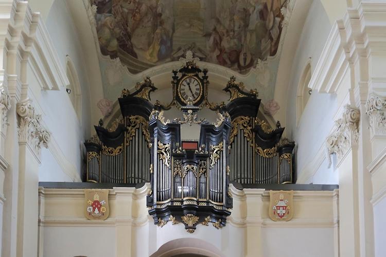 Wallfahrtskirche Maria Dreieichen. Orgel, ein Werk von Anton Pfliegler, 1780. Der Orgelbaumeister Pfliegler entfernte sich vom Barock-, bzw. Rokokostil und begann Elemente einzufügen, die die Anfänge des Klassizismus andeuten. Die Orgel wurde im letzten Regierungsjahr Maria Theresias geschaffen. 1964-67 führte der Wiener Orgelbaumeister Arnulf Klebel eine Restaurierung durch. Dennoch bleibt die Orgel das einzig erhaltene Original aus der Hand Anton Pflieglers - Foto: © Bwag, CC-BY-SA-4.0, Wikimedia Commons - Gemeinfrei