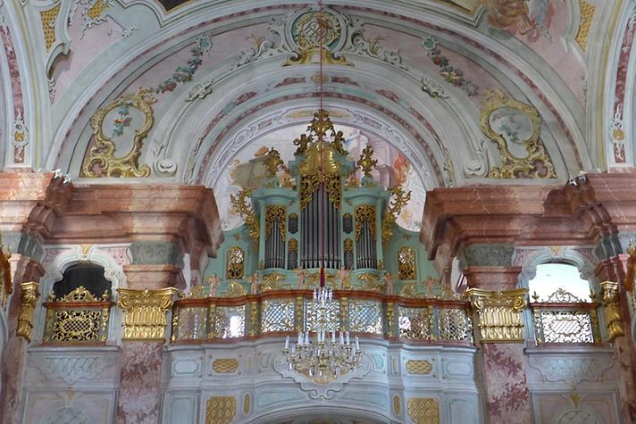 Stift Rein, Klosterkirche. Türkisfarbenes Rokoko-Gehäuse der Orgel von Anton Josef Römer (1772), einem bedeutenden österreichischen Orgelbauer aus Böhmen, der eine in Graz, Kroatien, Westungarn und auf slowenischen Boden tätig war. Das Spielwerk wurde 1963 erneuert - Foto: Dnalor 01, Wikimedia Commons - Gemeinfrei, CC-BY-SA 3.0 - Gemeinfrei