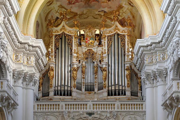Von Franz Xaver Krismann (1726-1795) aus Slowenien 1770-74 errichtet; seither wurde das Instrument mehrmals erneuert und zuletzt 1996 von der Orgelbauanstalt Kögler restauriert. Seit 1930 als 'Brucknerorgel' weltbekannt - Foto:© C.Stadler/Bwag; CC-BY-SA-4.0 (05. Juni 2021) Wikimedia Commons - Gemeinfrei