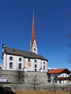 Pfarrkirche Axams - Foto: Simon Legner (Simon04) (20. März 2016, 13:22:04) Foto: Wikimedia Commons - Gemeinfrei. Die Kirche ist ein Barockbau mit einem 74 Meter hohen gotischen Turm