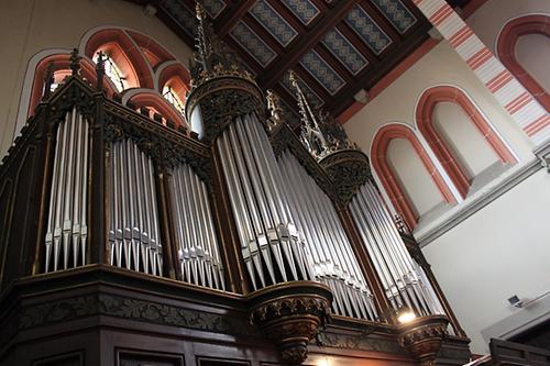 Pfarrkirche St. Brigitta. Steinmeyer-Orgel. Neugotische Kirchenorgel, G. F. Steinmeyer & Co. (Oettingen, Bayern) für die Wiener Weltausstellung 1873 geschaffen und danach in der Brigittakirche aufgestellt; 1994 und 2020 restauriert - Beide Fotos: DerHHO, Wikimedia Commons - Gemeinfrei