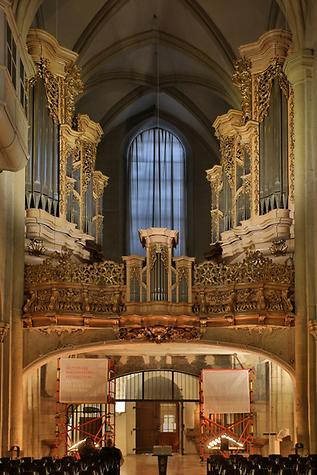 Michaelerkirche. Orgel. Sie ist Wiens größte und vollständigst erhaltene Barockorgel. Sie wurde so gebaut, dass der Lichteinfall aus dem Fenster erhalten geblieben ist. Die eigentliche Orgelempore wurde von Antonio Beduzzi 1713 entworfen. Angefertigt wurde sie von Johann David Sieber und am 24. Januar 1714 in Gegenwart Kaiser Karls VI. zum ersten Mal bespielt. 1742 wurde sie wegen einer 'unzulänglichen Emporenkonstruktion' von Gottfried Sonnholz umgebaut; das Orgelposition wurde von der Brüstung entfernt und als Hinterwerk zum Hinterwerk versetzt. 1986/87 erfolgte ein Rückbau in den Originalzustand durch Jürgen Ahrend Orgelbau - Foto: © Bwag, CC-BY-SA-4.0, Wikimedia Commons - Gemeinfrei
