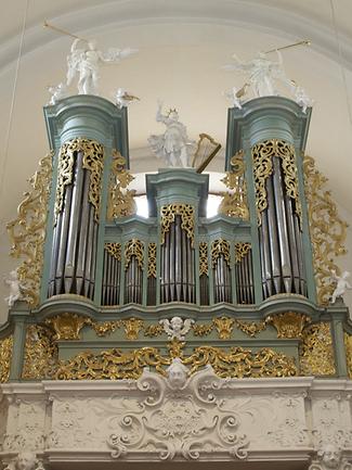 Orgel in der Pfarr- und Wallfahrtskirche Mariabrunn in Wien-PenzingAusschnitt aus Foto: Lab0, Wikimedia Commons - Gemeinfrei