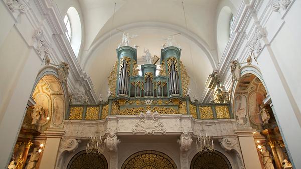 Orgelempore mit der Orgel von Gottfried Sonnholz, 1734. Pfarr- und Wallfahrtskirche Mariabrunn in Wien-Penzing - Foto: Lab0, Wikimedia Commons - Gemeinfrei