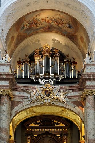 Karlskirche. Orgel, ursprünglich 1739 von Gottfried Sonnholz (Sonholz) konstruiert. 1847 erfolgte ein Umbau durch Joseph Seyberth (Josef Seibert), mittels Anbau seitlicher Flügel vergrößert. Darüber ist ein Fresko von Johann Michael Rottmayr: Hl. Cäcilia, Schutzheilige der Musik. Diese Orgel sieht schön aus, jedoch durch ihre Kantigkeit wirkt sie im barocken Raum artfremd - Foto: Bwag, Wikimedia Commons - Gemeinfrei