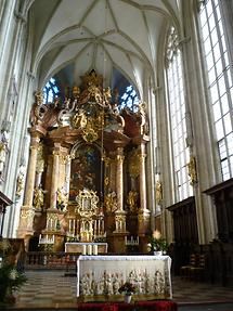 Blick zum Hochaltar in der Piaristenkirche Krems
