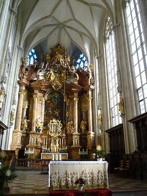 Piaristenkirche Krems, Blick zum Hochaltar